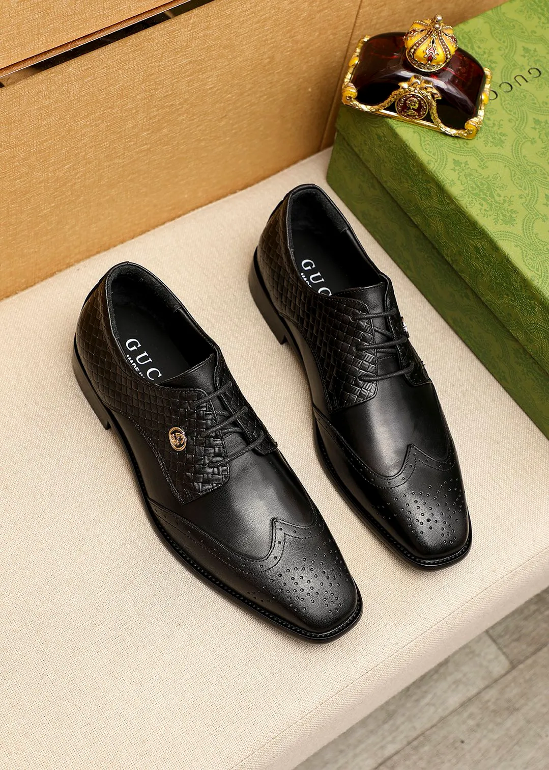 Men's shoes 💰442 💐 Product trademark: GUCCI "Gucci" business leather shoes Regular size: 38-44 (45.46🉑️customized) Product materials: Selected imported first-layer calfskin embossed upper, imported small dyed cowhide leather lining. Strong three-dimensional visual effect, combined outsole Color: 1⃣️color optional